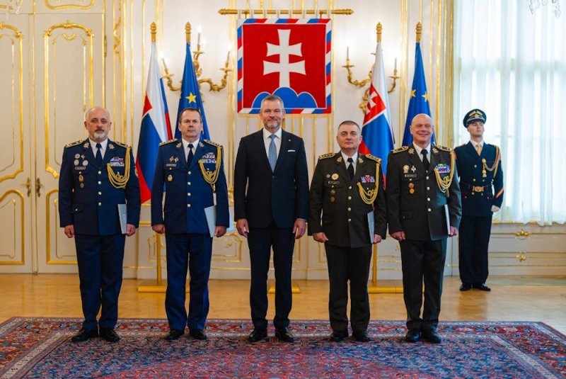 Prezident SR odovzdal dekréty novým generálom Ozbrojených síl SR Prezident SR odovzdal dekréty novým generálom Ozbrojených síl SR