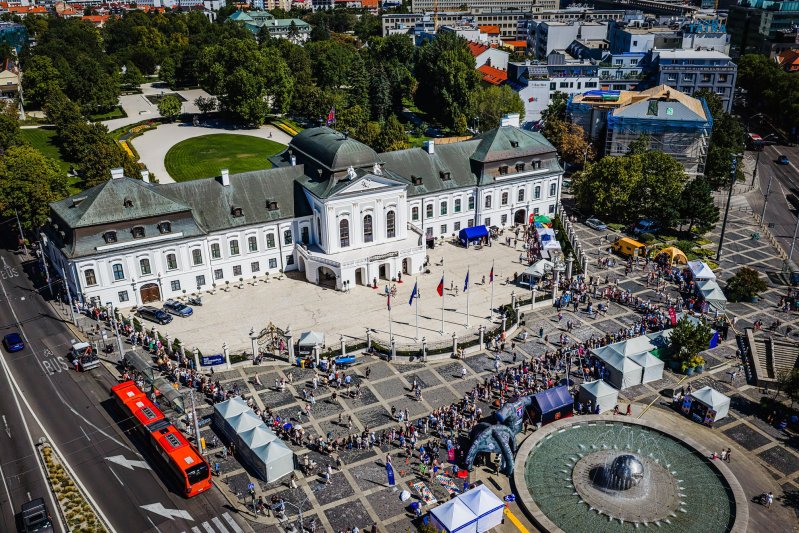 Na Deň otvorených dverí v Prezidentskom paláci prišlo rekordných 13-tisíc návštevníkov Na Deň otvorených dverí v Prezidentskom paláci prišlo rekordných 13-tisíc návštevníkov