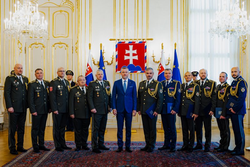 Prezident SR povýšil a vymenoval jedenásť generálov Ozbrojených síl SR Prezident SR povýšil a vymenoval jedenásť generálov Ozbrojených síl SR
