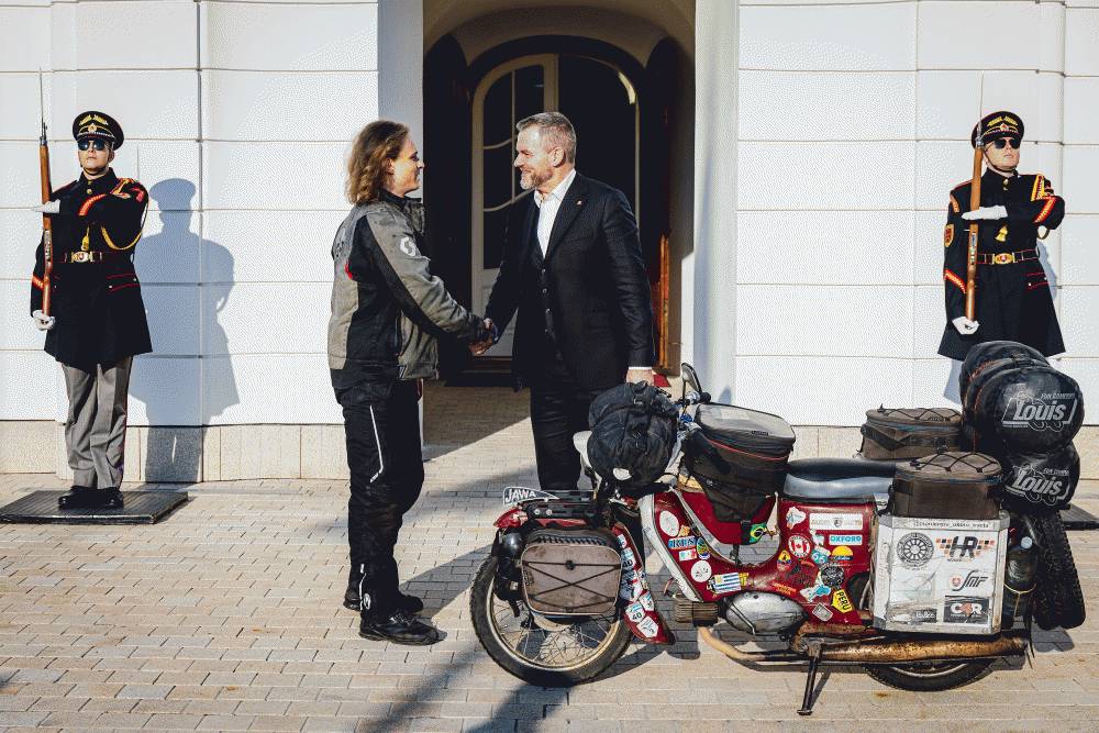 S legendárnou motorkou na nádvorí paláca