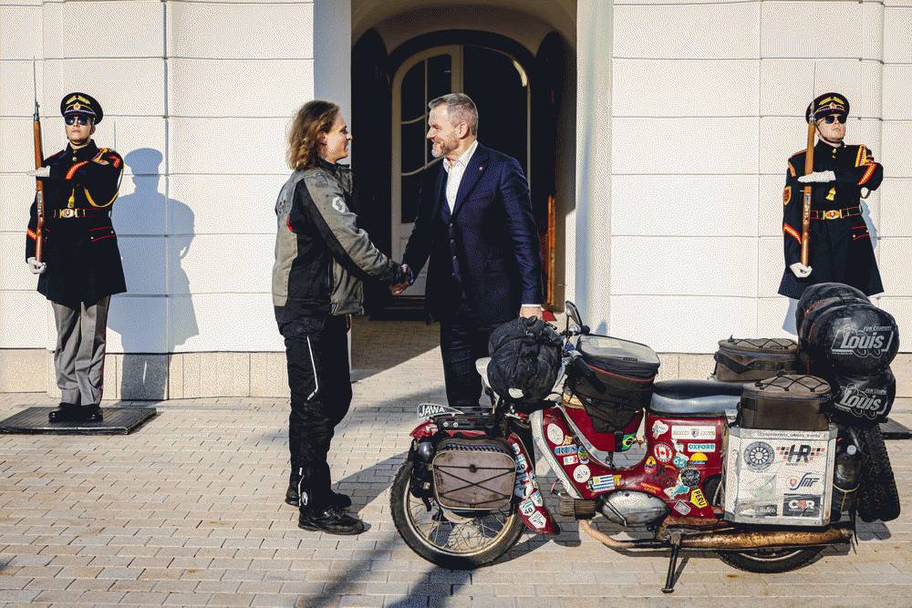 S legendárnou motorkou na nádvorí paláca