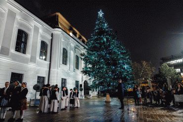 Pred Prezidentským palácom už svieti vianočný stromček